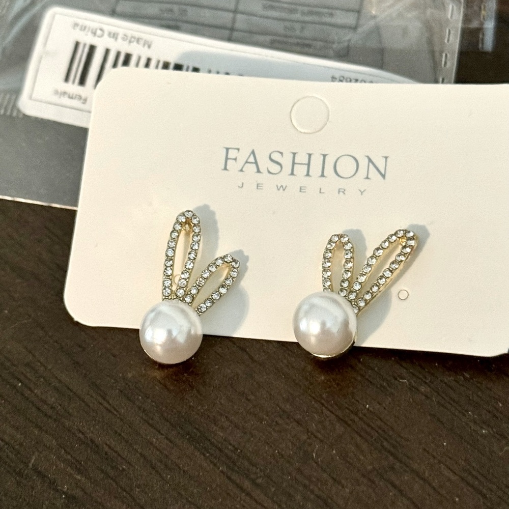 Easter bunny rhinestone & pearl silver studded earrings